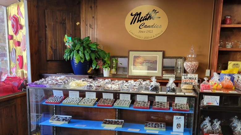 A candy shop with a sign that say Muth's Candies
