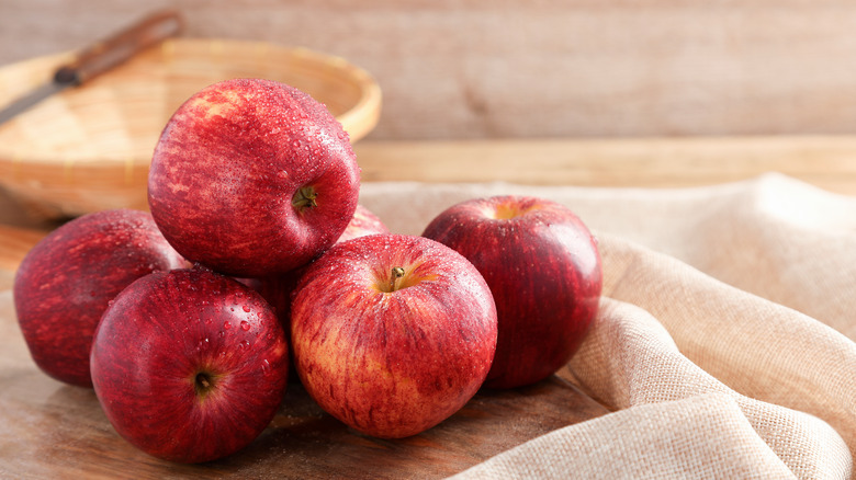 https://www.tastingtable.com/img/gallery/the-most-popular-types-of-apples-explained/gala-apples-1644961369.jpg