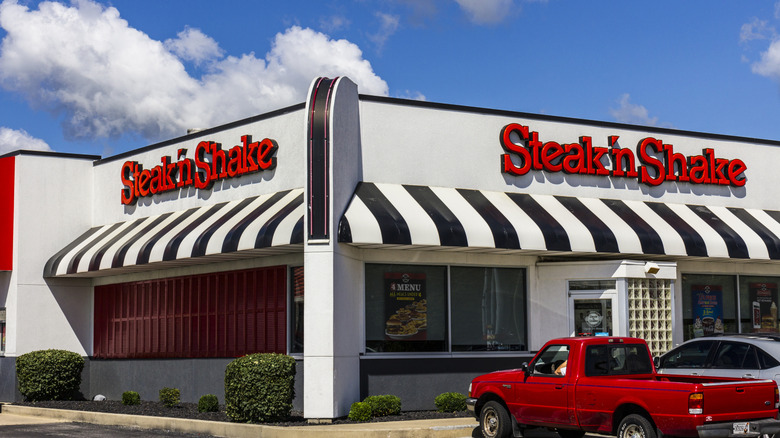 Exterior of a Steak 'n Shake restaurant