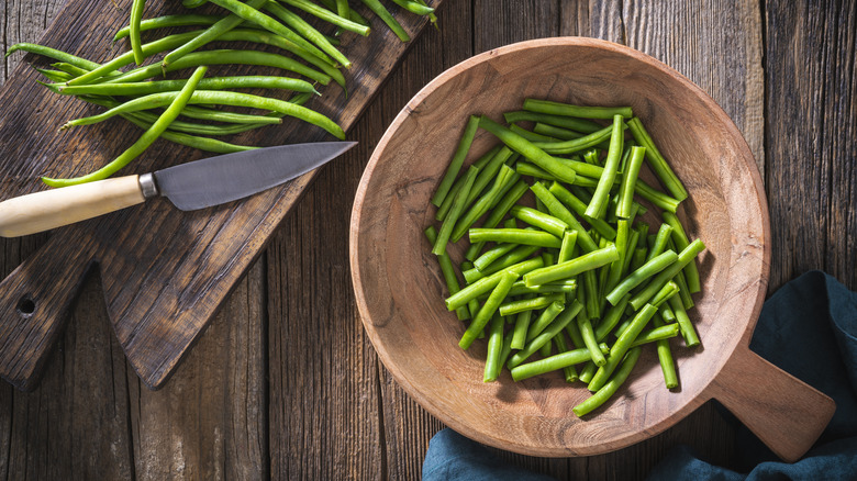green beans with cut beans in bowl