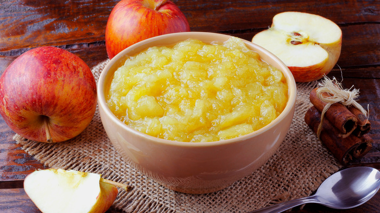 Bowl of applesauce and apples