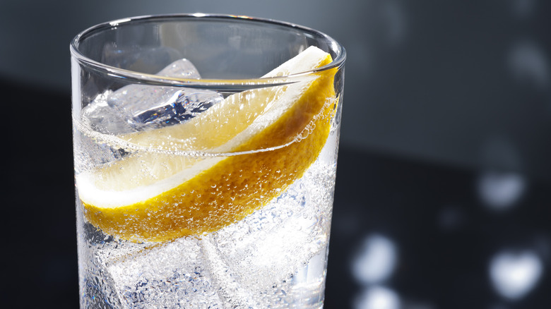 Carbonated drink with lemon in glass