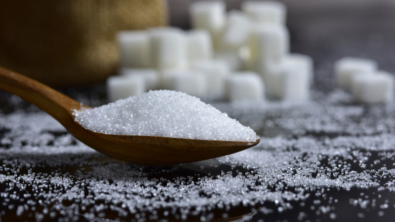 sugar in spoon and cubes