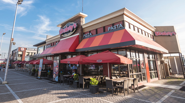 exterior view of a Shakey's Pizza restaurant