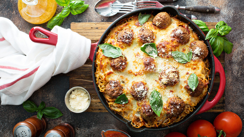 Spaghetti casserole with meatballs
