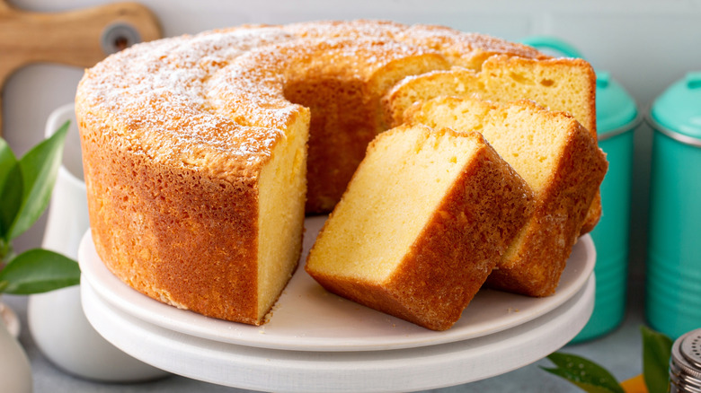 stand with citrus cake