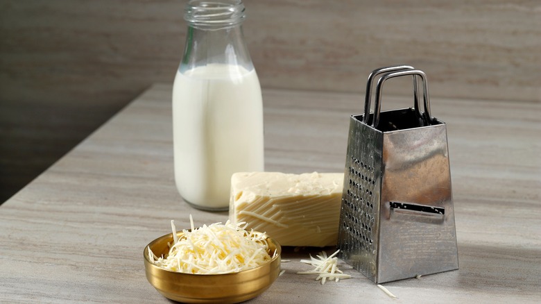 shredded white cheddar cheese