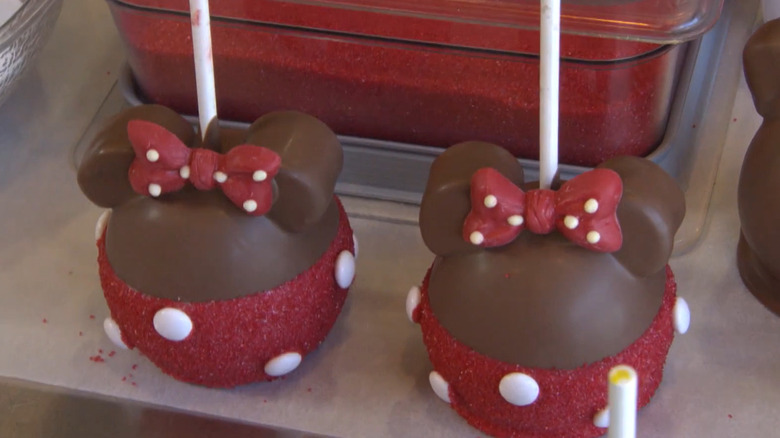 Minnie Mouse candy apples
