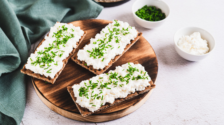 Cottage cheese on crisp bread garnished with herbs
