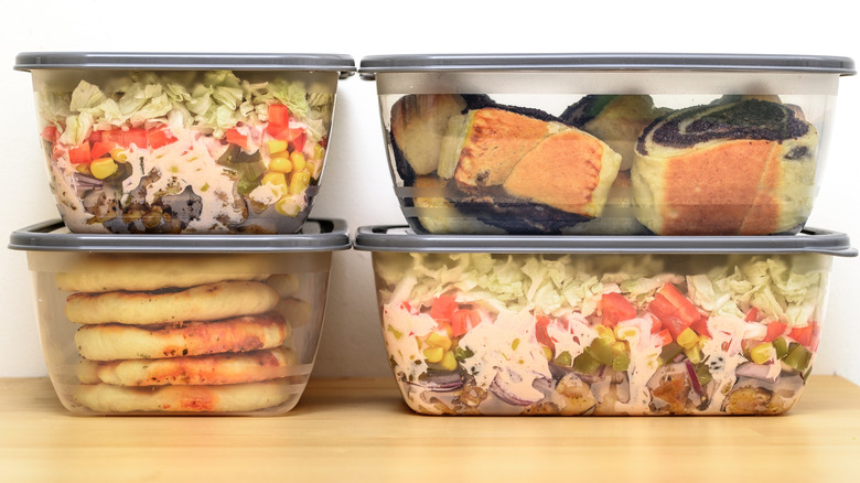 Food in shallow storage containers