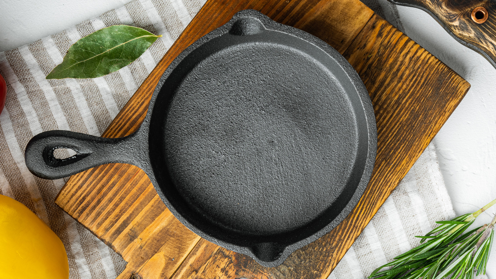 The One Test To Do Before Buying A Cast Iron Skillet At A Thrift Store - Tasting Table