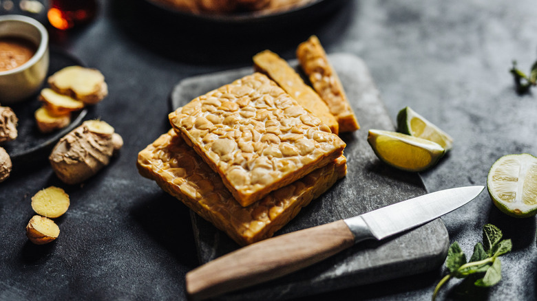 Sliced tempeh with ingredients