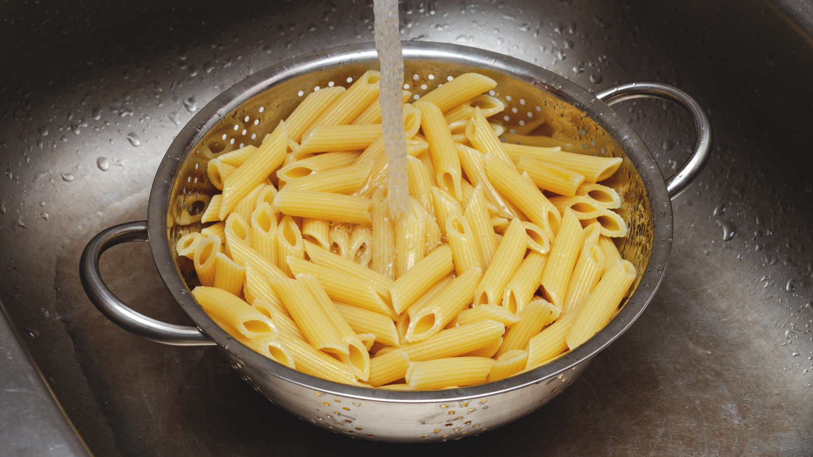 Промывать ли спагетти после варки. Кастрюля для варки спагетти. Паста тайм. Макароны варятся вид сверху. Промыть макароны.