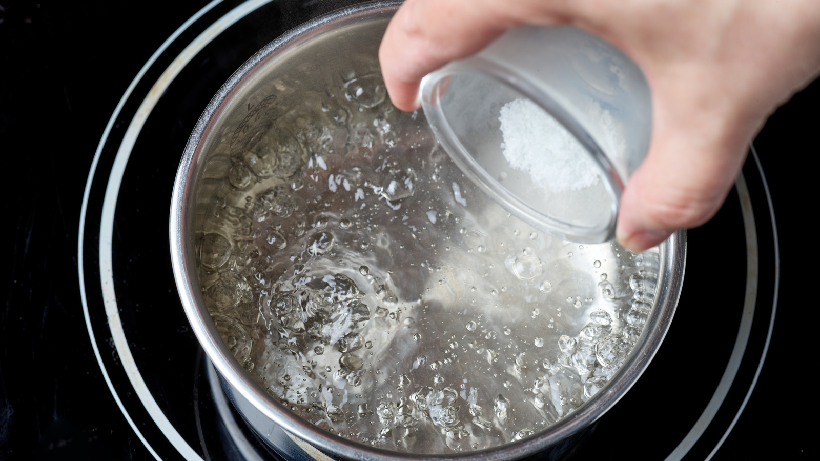 Залейте кипящую воду в. Кипящая вода. Соленая вода в кастрюле. Соль с водой кипит. Кипение воды.