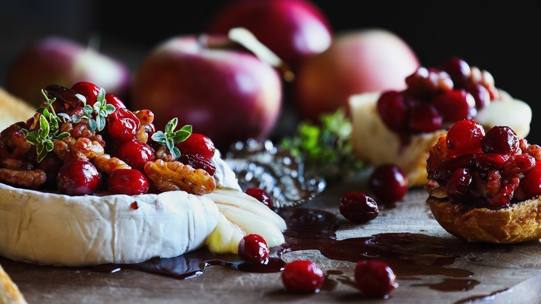 baked brie with fruit