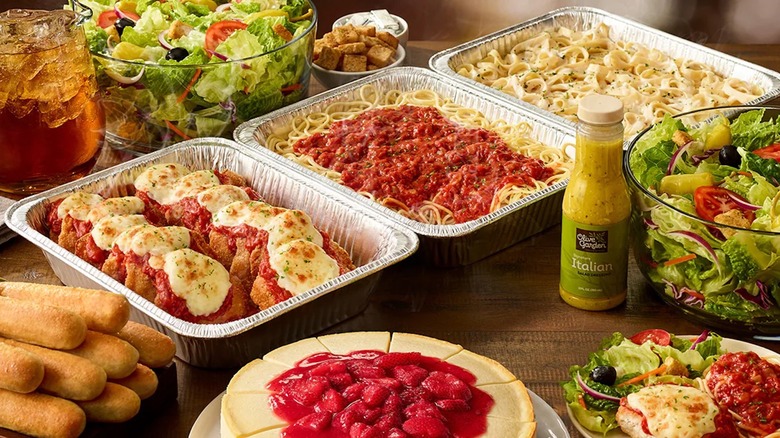 Olive Garden meals with breadsticks, tea, and dressing