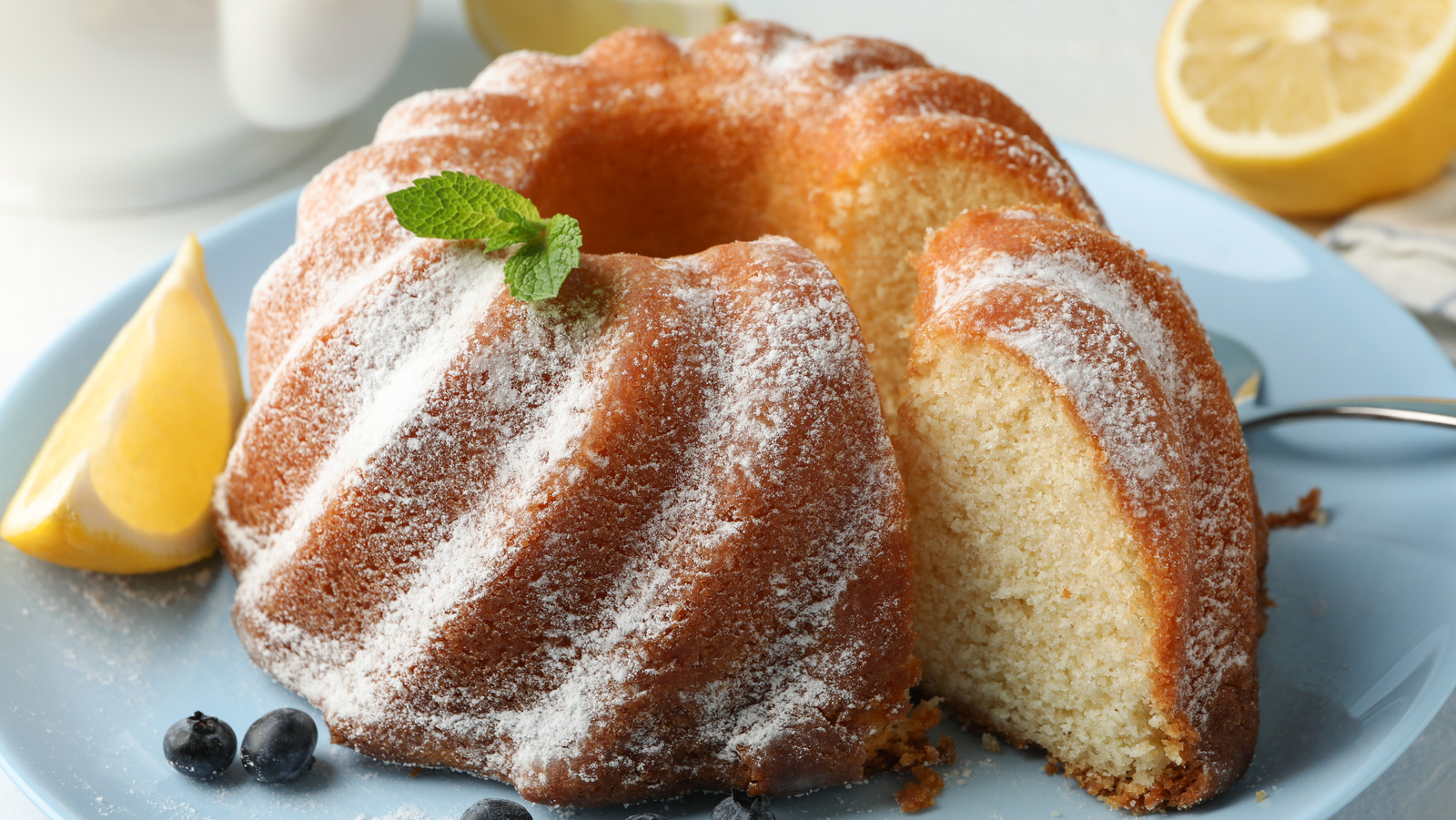 https://www.tastingtable.com/img/gallery/the-original-bundt-pans-weighed-over-15-pounds/l-intro-1669756871.jpg