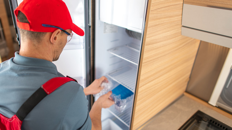 installing kitchen cabinet