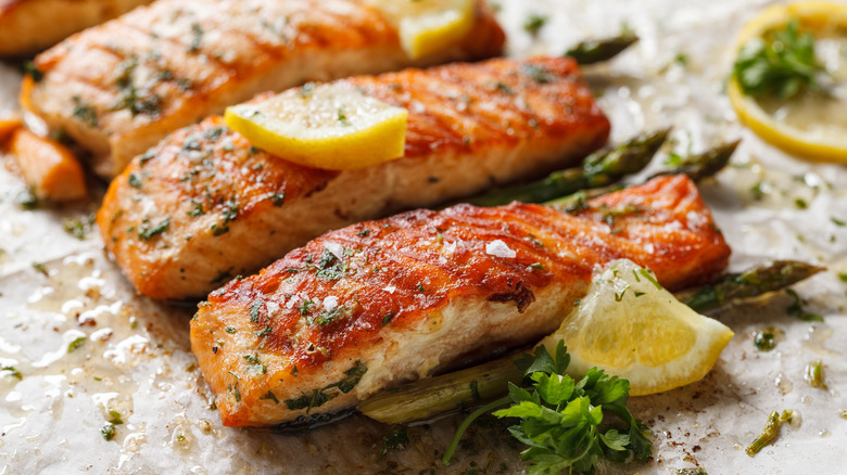 cooked salmon filets and lemon slices