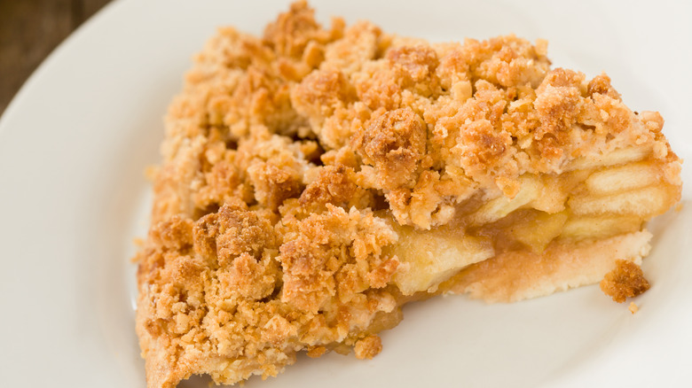 Layers of thinly sliced apples are covered in a spiced seasoning and topped with a golden brown crumble mixture