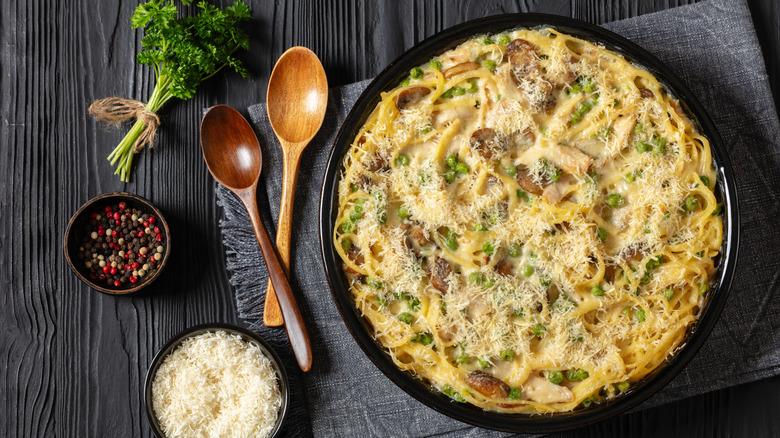 Top-view of a dish of baked chicken Tetrazzini