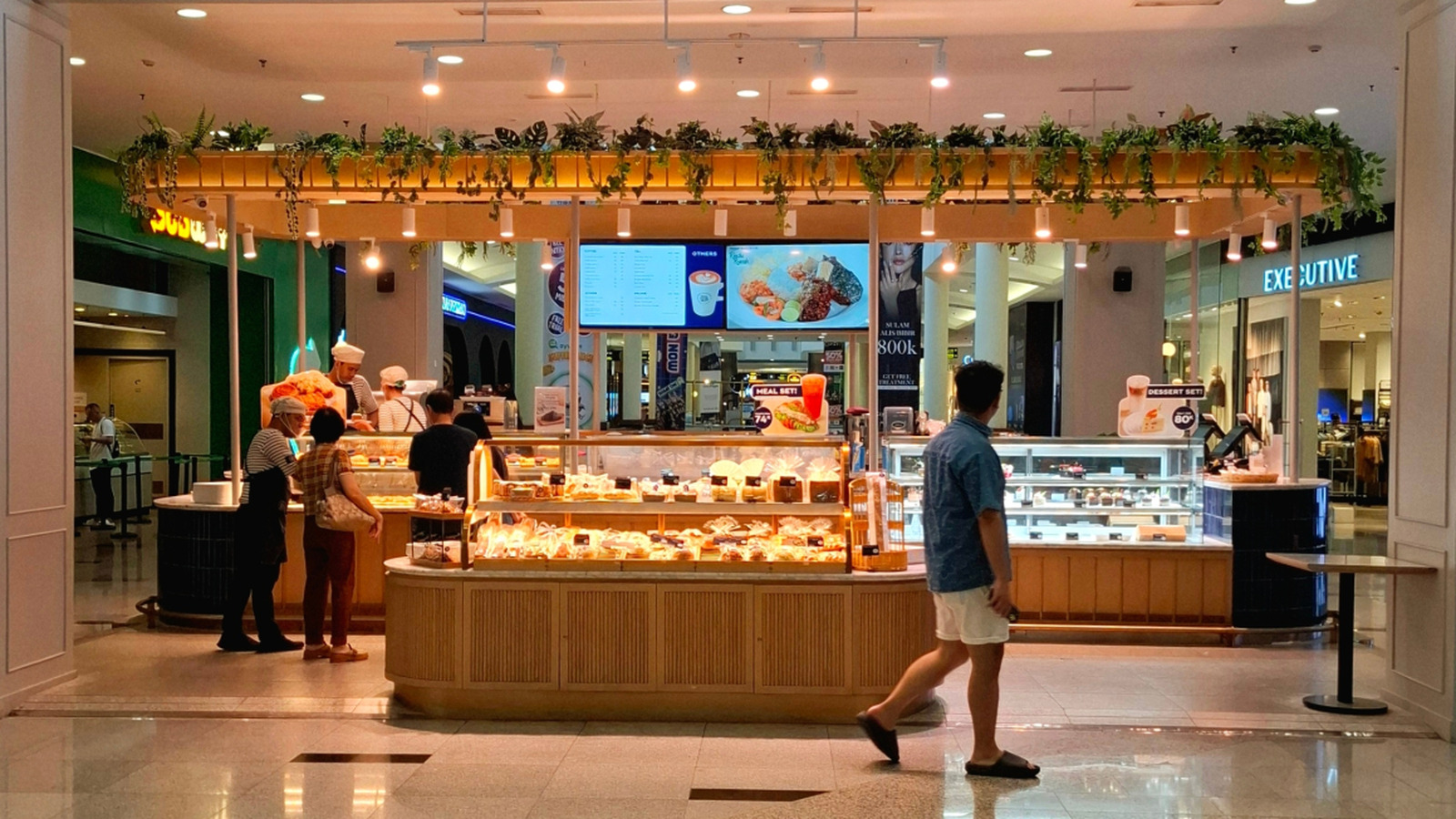 The Popular French-Style Bakery Chain Taking Over America Isn't Actually French - Tasting Table