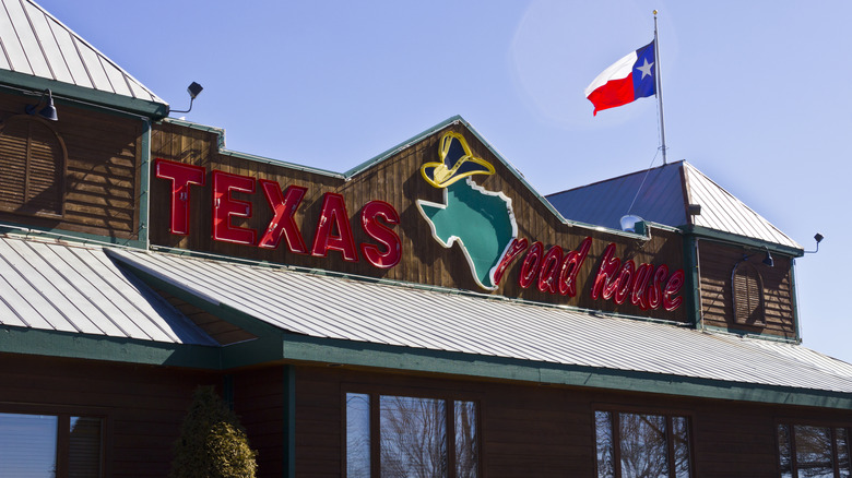 Exterior of a Texas Roadhouse restaurant