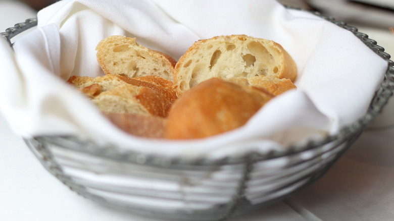 Restaurant bread basket