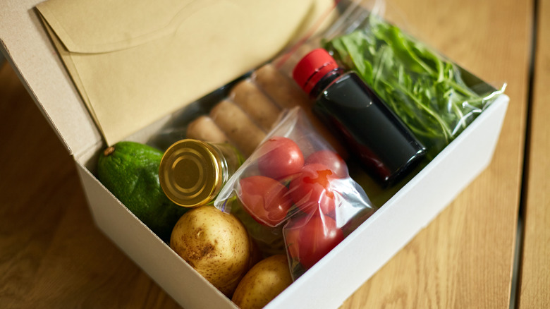 meal kit containing fresh vegetables 