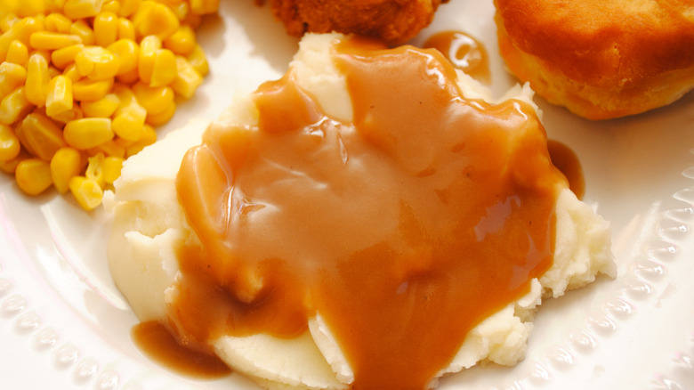 Mashed potatoes with gravy