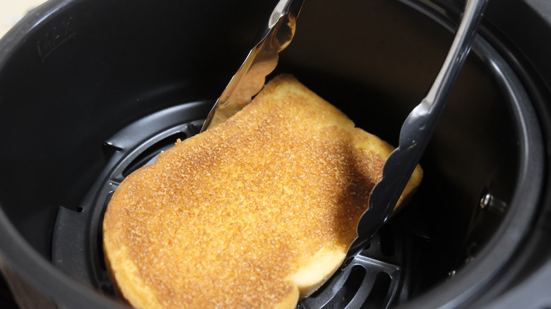 Toasting bread in an air fryer