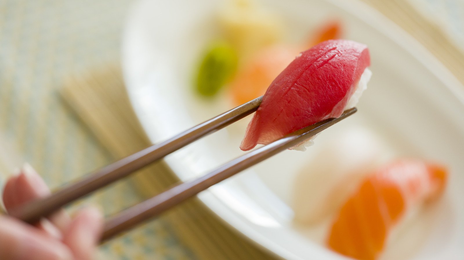 4 Setting Sushi Set Sauce Bowls, Chopsticks, Holders