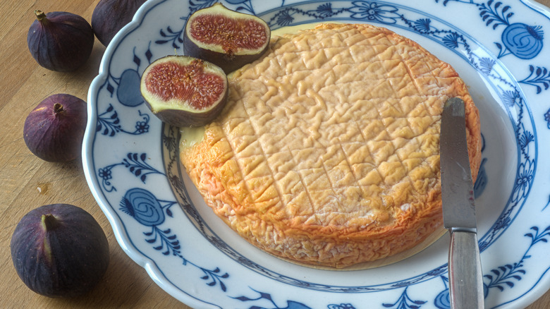 Époisses cheese plate with figs