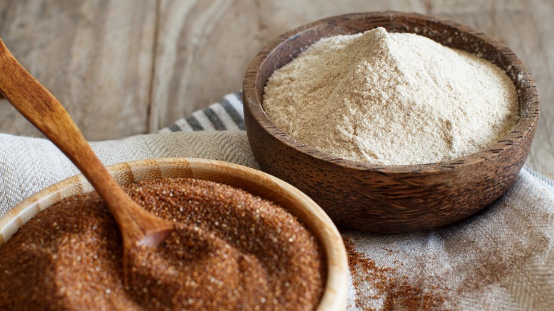 Teff grain and flour in bowls