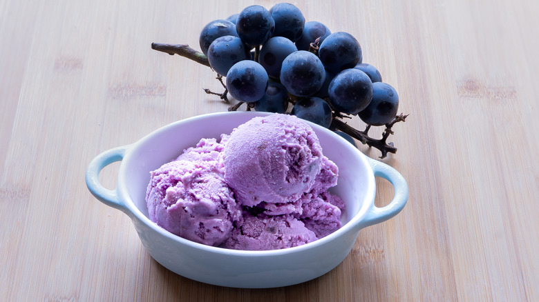 Gape ice cream and grapes