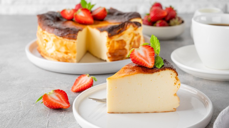 Basque cheesecake with strawberry