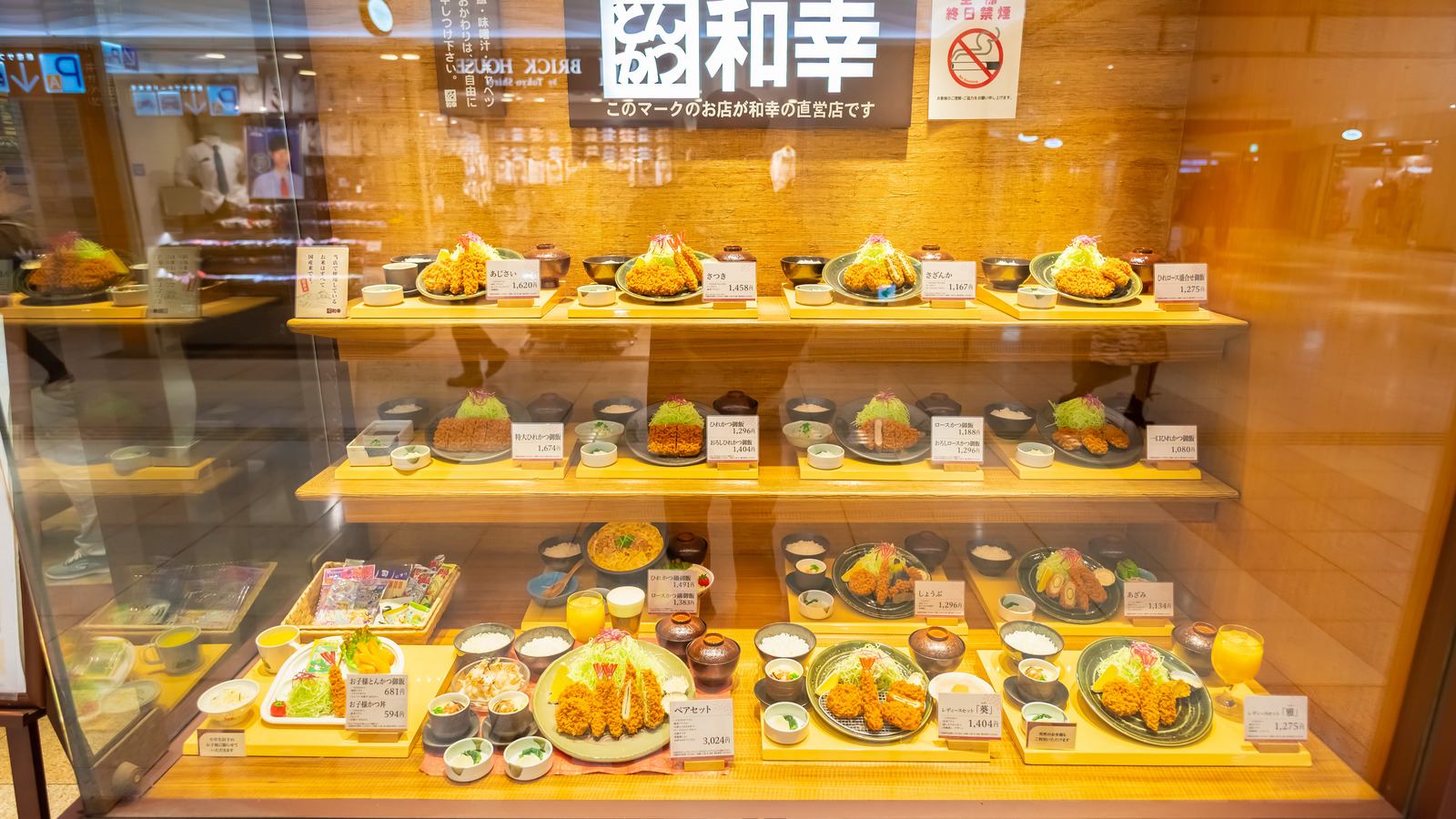 The Reason So Many Restaurants In Japan Have Plastic Food On Display