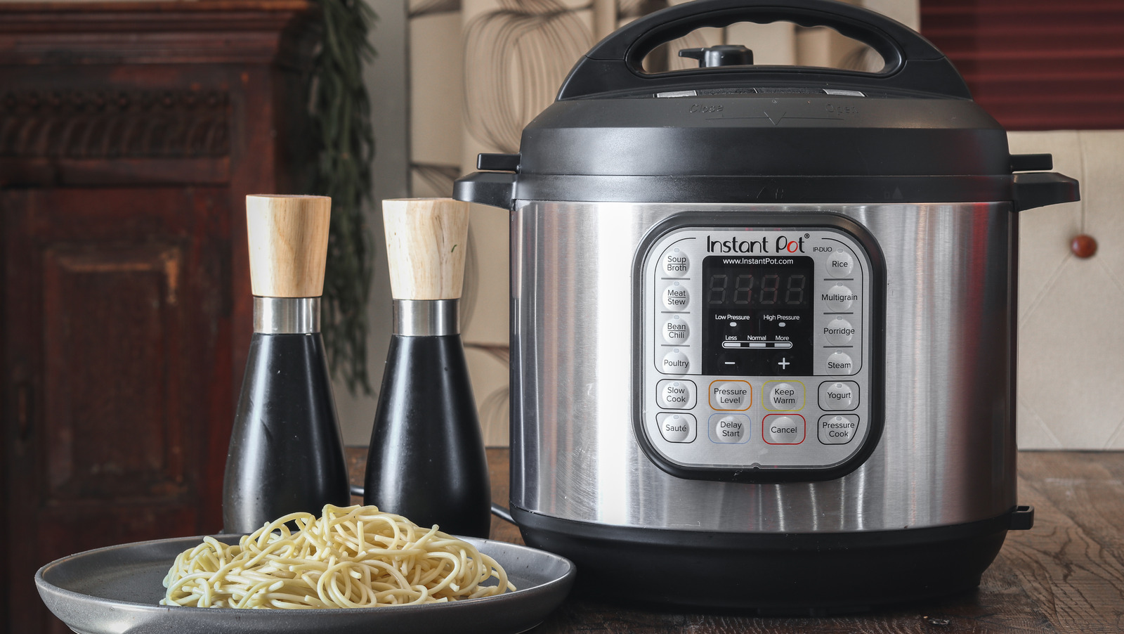 https://www.tastingtable.com/img/gallery/the-reason-you-need-so-much-liquid-for-pasta-in-your-instant-pot/l-intro-1659980943.jpg