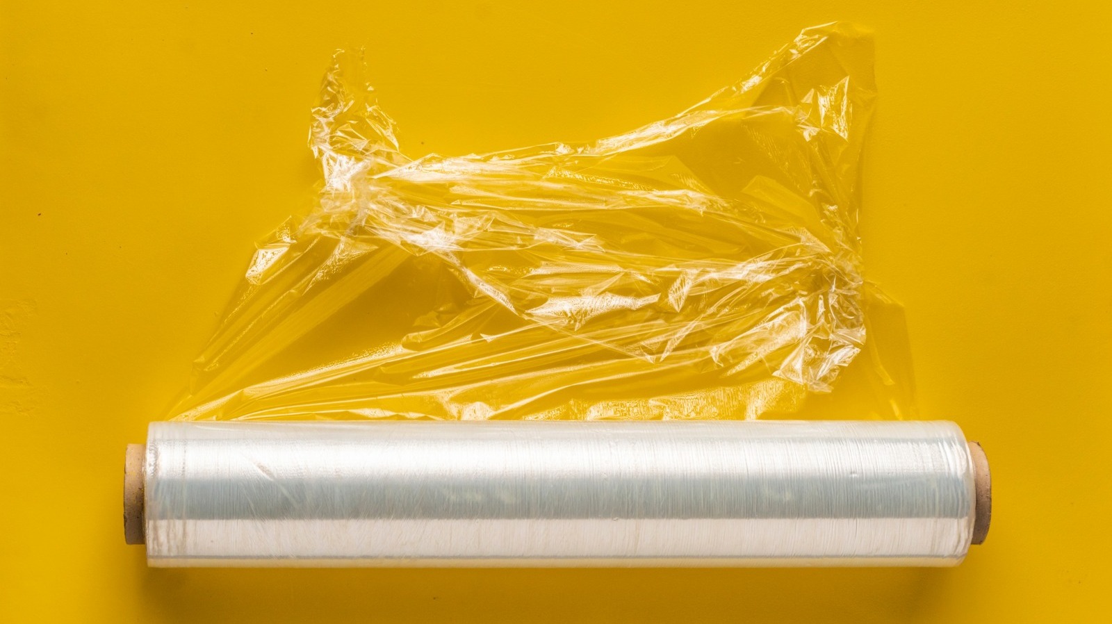https://www.tastingtable.com/img/gallery/the-reason-you-shouldnt-put-plastic-wraps-in-the-oven/l-intro-1647144914.jpg
