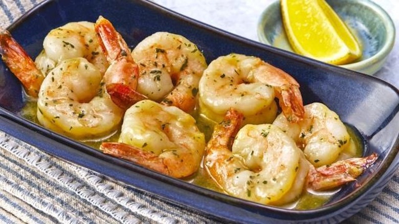 Red Lobster's garlic shrimp scampi in blue dish with lemon wedge
