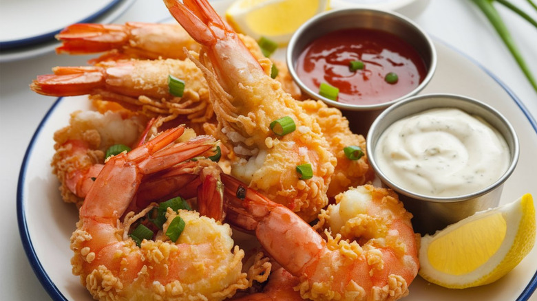 Fried shrimp with tartar sauce and ketchup on the side