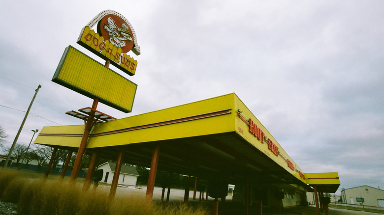 Dog N Suds 1970s-era fast-food restaurant