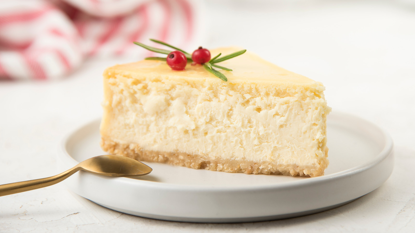 The Roasting Pan Hack To Prevent Your Cheesecake From Drying Out