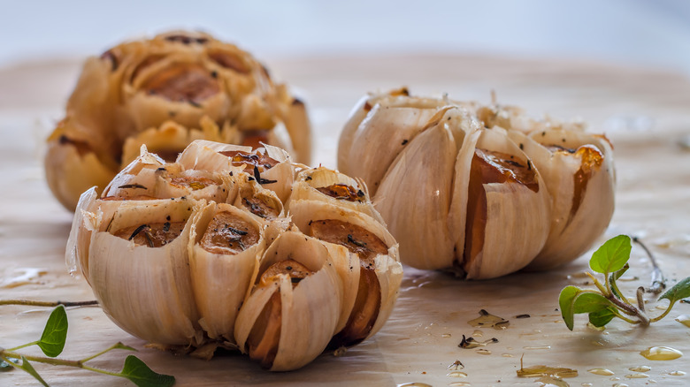 Roasted garlic cloves with seasoning 