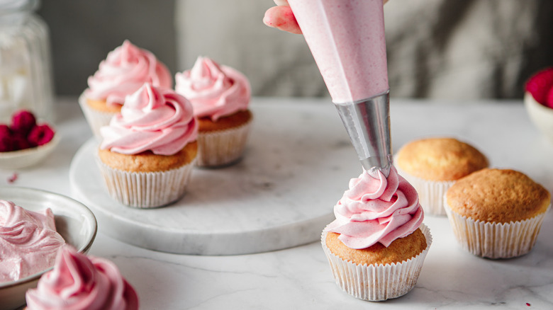 frosting cupcakes