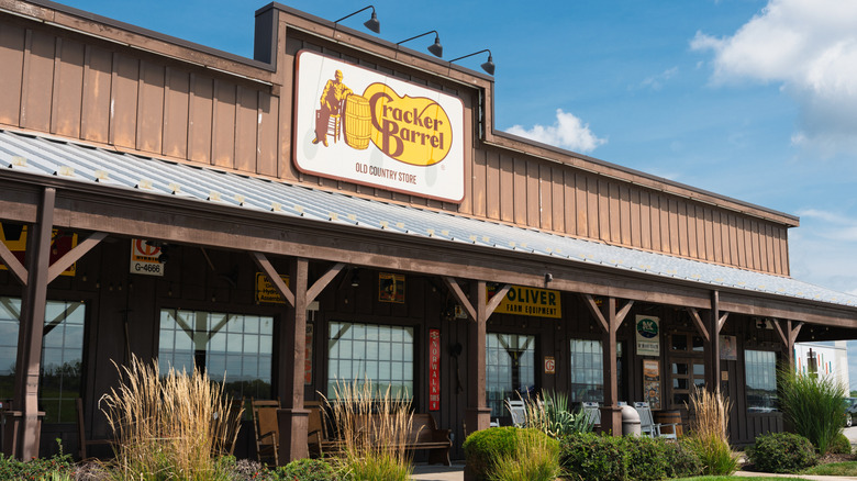 Cracker Barrel restaurant exterior