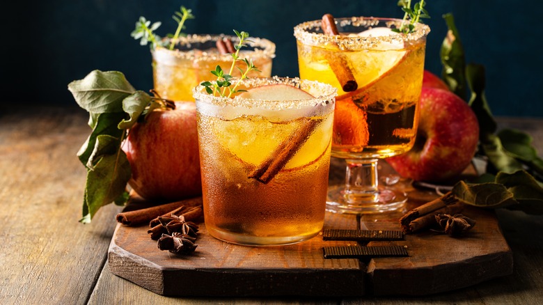 Glasses of iced tea with apples and cinnamon sticks