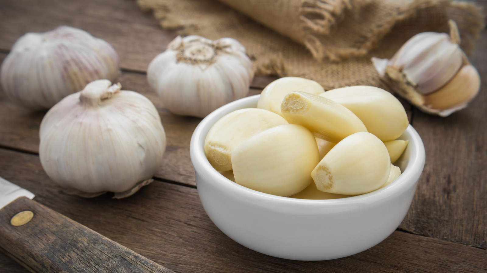 The Simple Trick Restaurants Use To Instantly Peel Garlic