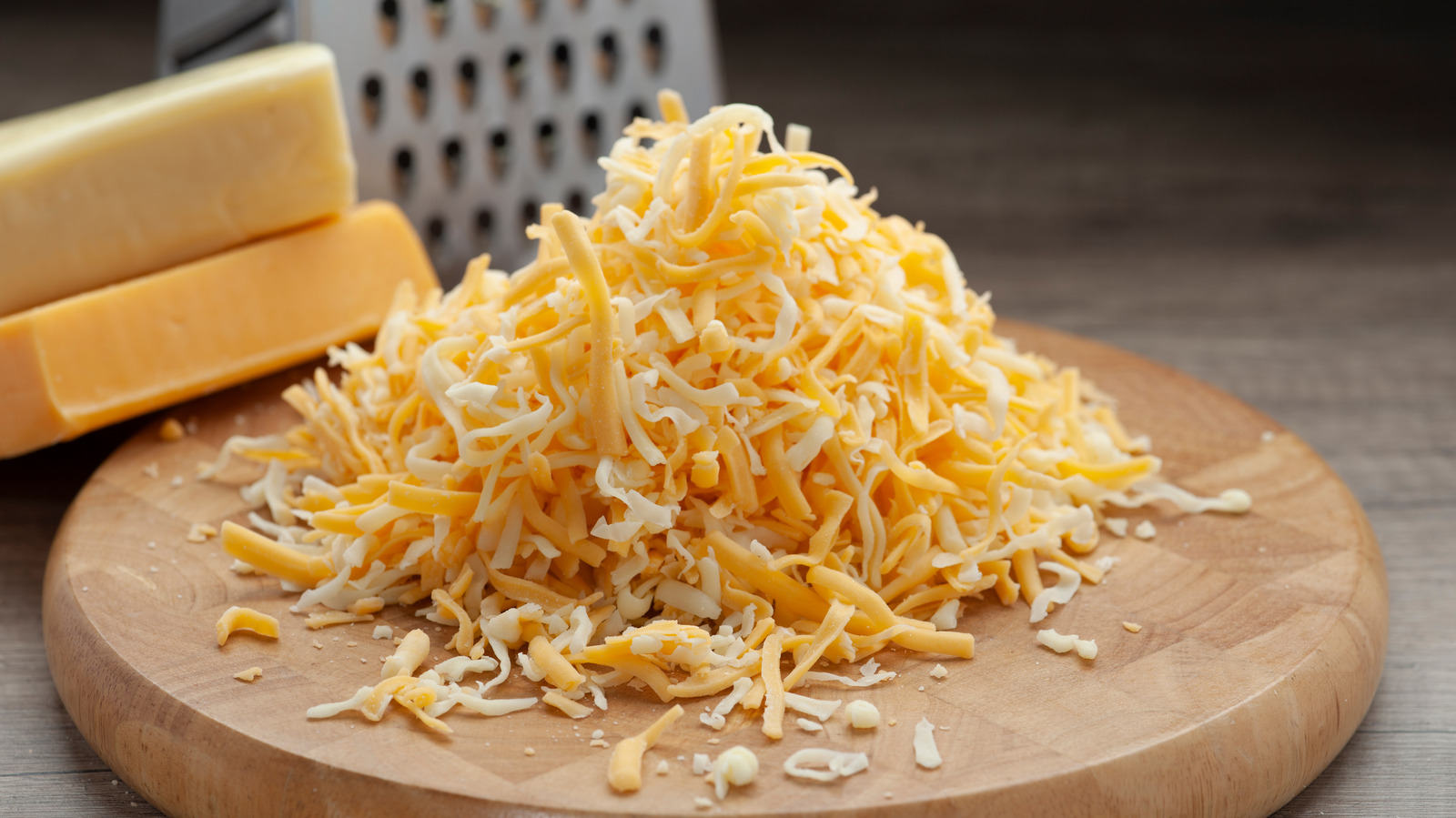 https://www.tastingtable.com/img/gallery/the-simple-trick-to-prevent-a-mess-when-grating-cheese/l-intro-1668638763.jpg