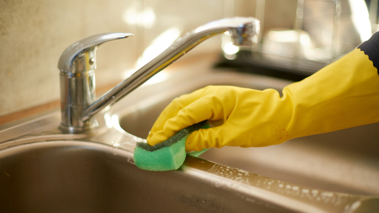 Cleaning kitchen sink faucet